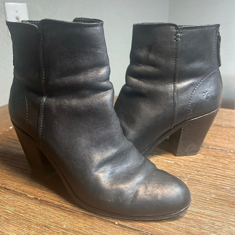 Frye Cameron soft leather zip back booties size 8.5 - Picture 2 of 12